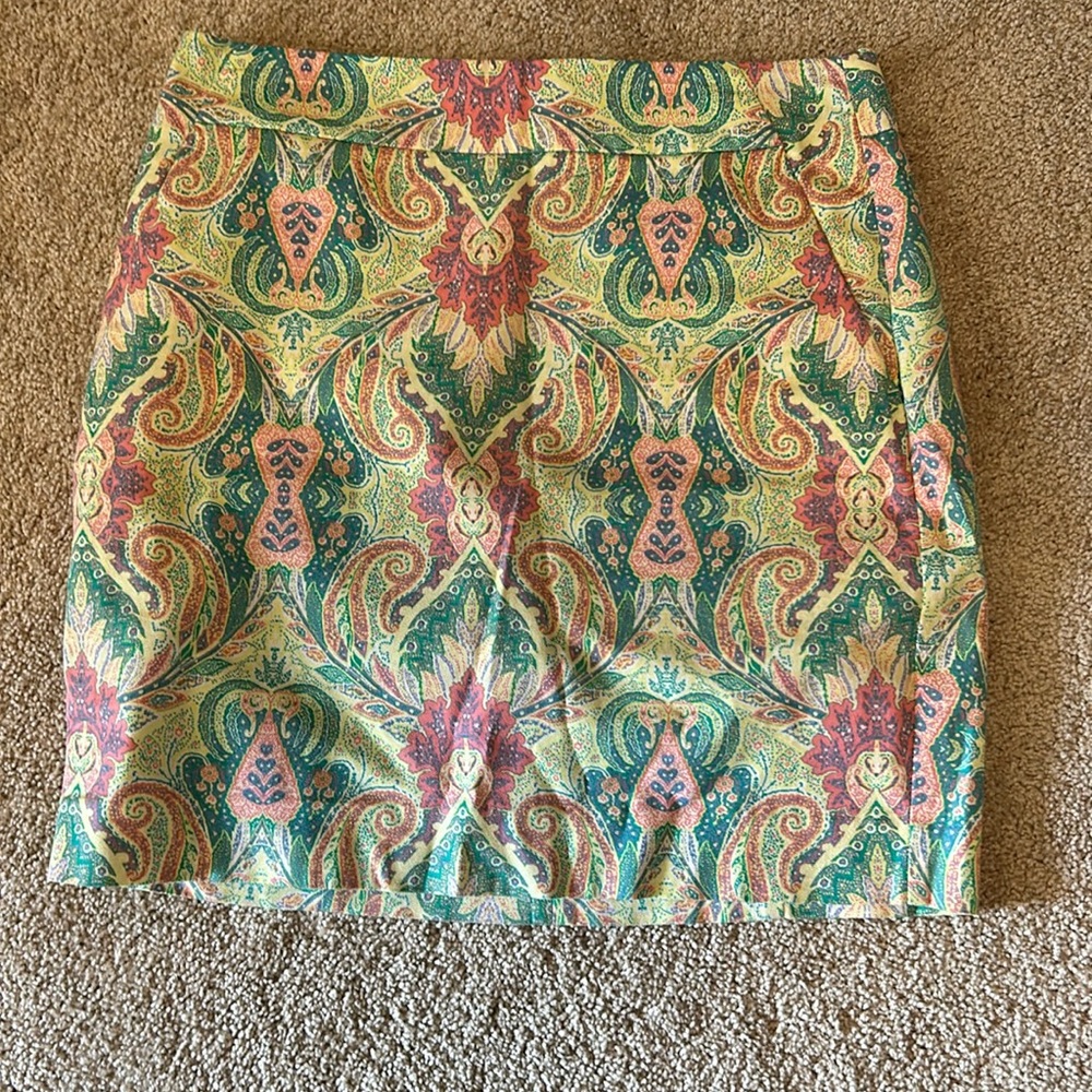 Ann Taylor brand, pencil/mini skirt Raspberry Mouse print (Fake pockets).